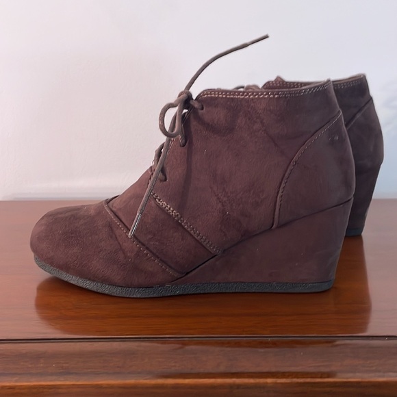 ILLUDE Brown Suede Lace-Up Ankle Boots - Picture 3 of 7